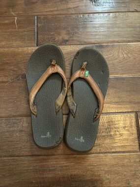 Brown Leather-Trim Flip Flops with Plaid Fabric Straps